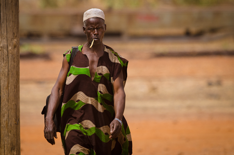  Mężczyzna patykiem Senegal Nikon D7000 Sigma APO 500mm f/4.5 DG/HSM Budapeszt Bamako 0 Zielony człowiek świątynia nakrycie głowy dziewczyna plemię ludzkie zachowanie