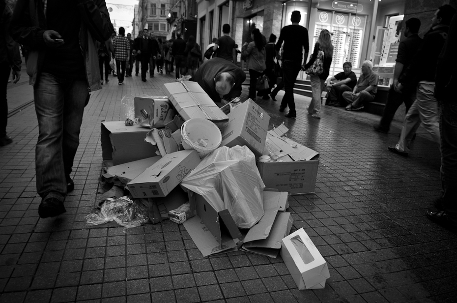  Zbieranie śmieci Street Nikon D7000 AF-S Zoom-Nikkor 17-55mm f/2.8G IF-ED Stambuł 0 biały czarny fotografia czarny i biały infrastruktura ulica fotografia monochromatyczna posiedzenie migawka