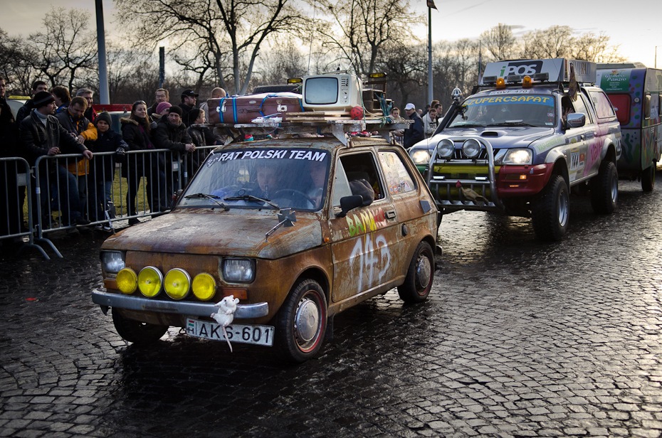  Team 143: Polski Fiat 126p Start rajdu Nikon D7000 AF-S Zoom-Nikkor 17-55mm f/2.8G IF-ED Budapeszt Bamako 0 samochód pojazd pojazd silnikowy Droga rodzaj transportu samochód miejski ulica rodzinny samochód Samochód kompaktowy fiat 126