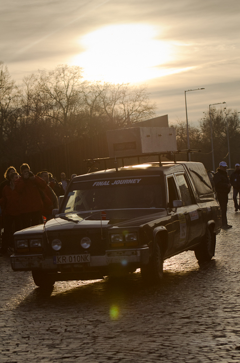  Team 152: Final Journey Start rajdu Nikon D7000 AF-S Nikkor 70-200mm f/2.8G Budapeszt Bamako 0 samochód pojazd lądowy pojazd silnikowy pojazd odbicie niebo poza trasami projektowanie motoryzacyjne ranek krajobraz