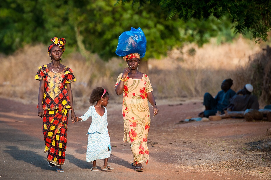  Czyszczenie zębów Senegal Nikon D300 AF-S Nikkor 70-200mm f/2.8G Budapeszt Bamako 0 ludzie żółty dziecko plemię tradycja świątynia roślina zabawa drzewo wakacje