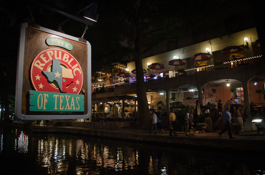  San Antonio Riverwalk Polyesternight Nikon D7000 AF-S Zoom-Nikkor 17-55mm f/2.8G IF-ED Texas 0 noc odbicie Miasto ulica ciemność