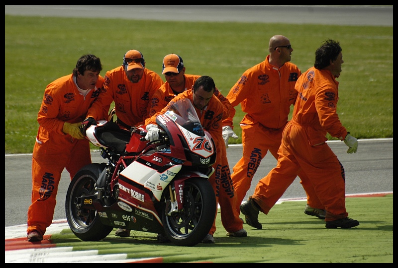  #76 Monza Superbike monza superbike corona extra accident Nikon D70 Sigma APO 70-300mm f/4-5.6 Macro Sport samochód wyścigi tor wyścigowy pojazd Sprzęt ochrony osobistej miejsce sportowe Sporty motorowe Grand Prix wyścigi motocyklowe