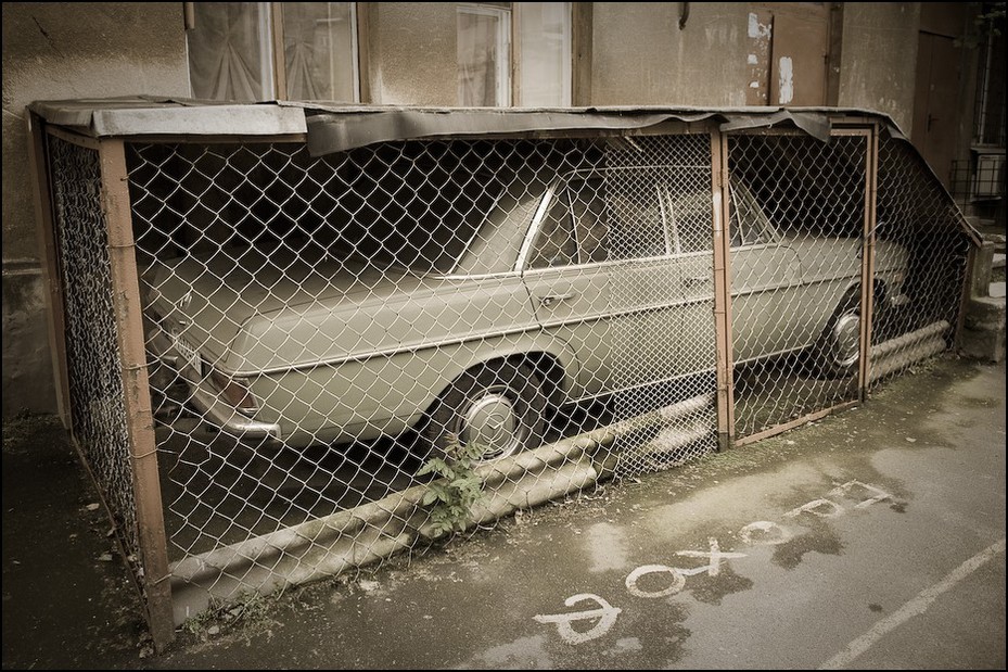  Idealnie dopasowany garaż Ukraina, Odessa 0 Nikon D300 AF-S Zoom-Nikkor 17-55mm f/2.8G IF-ED samochód pojazd silnikowy pojazd na zewnątrz samochodu metal okno część samochodowa Schronisko dla zwierząt