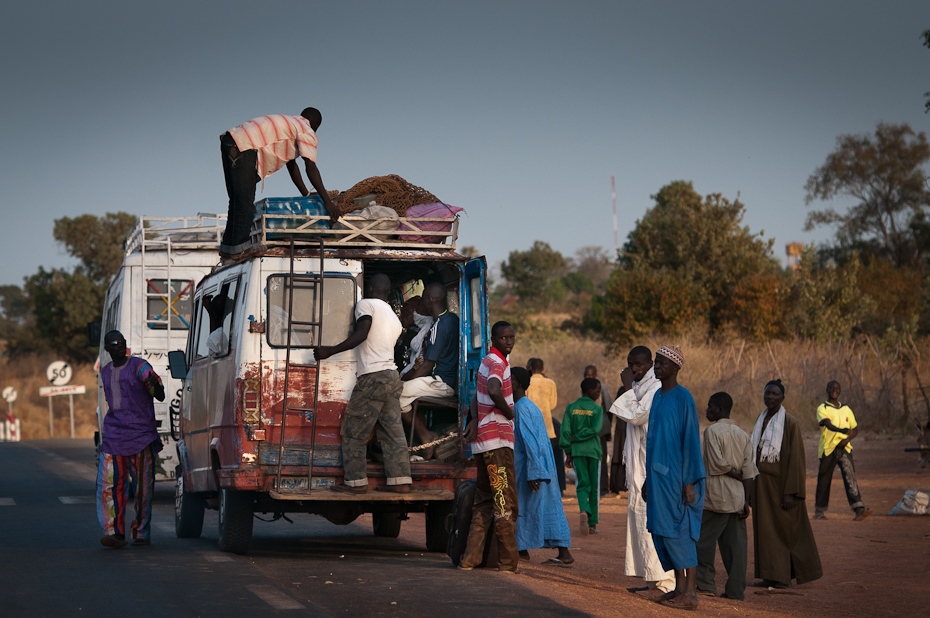  Pakowanie furgonetki Senegal Nikon D300 AF-S Nikkor 70-200mm f/2.8G Budapeszt Bamako 0 samochód pojazd transport rodzaj transportu drzewo Droga