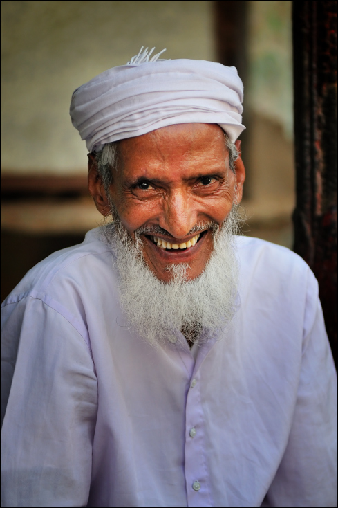  Uśmiechnięty Portret Nikon D300 Zoom-Nikkor 80-200mm f/2.8D Indie 0 człowiek zarost turban męski emeryt wąsy starszy nakrycie głowy