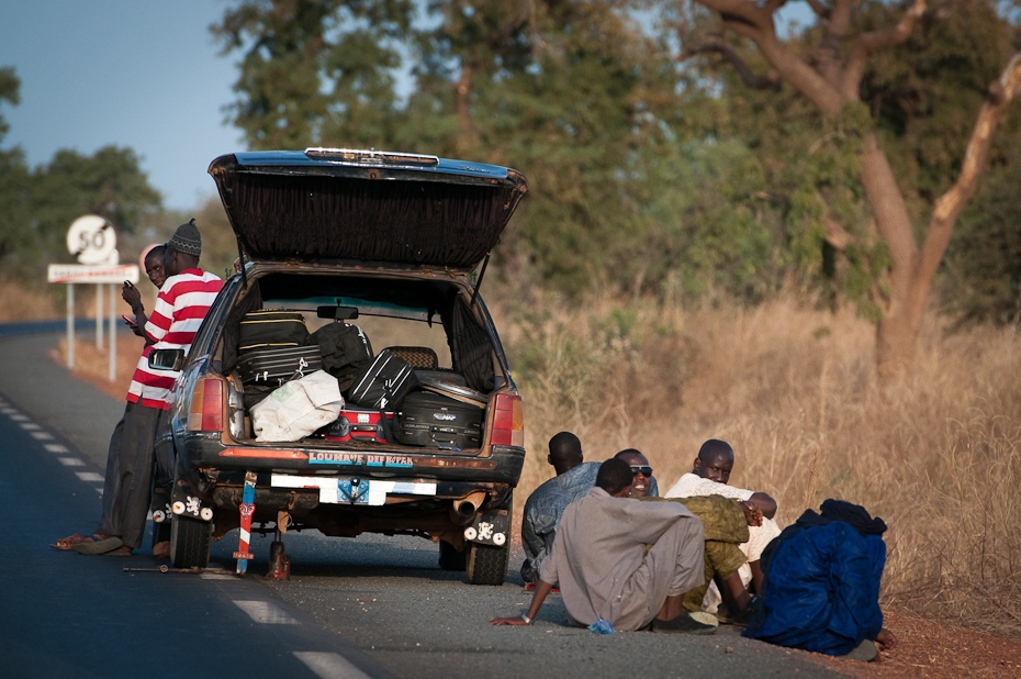  Złapana guma Senegal Nikon D300 AF-S Nikkor 70-200mm f/2.8G Budapeszt Bamako 0 samochód pojazd lądowy pojazd pojazd silnikowy transport rodzaj transportu Droga na zewnątrz samochodu poza trasami Samochód kompaktowy