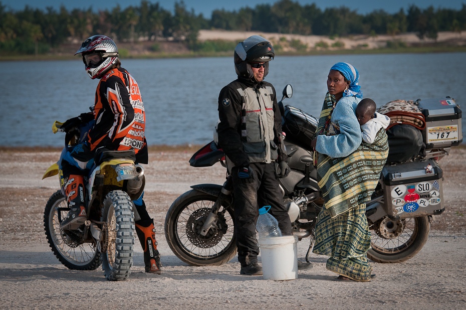  Rozmowa nad jeziorem Senegal Nikon D300 AF-S Nikkor 70-200mm f/2.8G Budapeszt Bamako 0 pojazd lądowy motocykl motocykli pojazd samochód gleba poza trasami wyścigi piasek Sprzęt ochrony osobistej