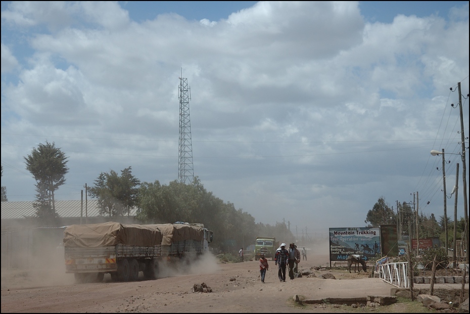  Kurz Nikon D70 AF-S Zoom-Nikkor 18-70mm f/3.5-4.5G IF-ED Etiopia 0 niebo Chmura drzewo Droga zjawisko meteorologiczne wioska