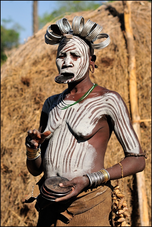  Kobieta Mursi Ludzie Nikon D300 AF-S Micro Nikkor 60mm f/2.8G Etiopia 0 ludzie plemię nakrycie głowy świątynia statua