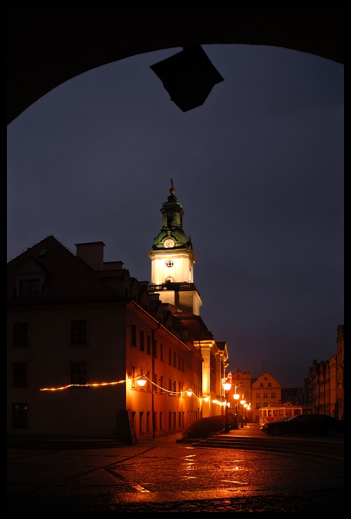  Jelenia Góra nocą Architektura Nikon D200 AF-S Zoom-Nikkor 18-70mm f/3.5-4.5G IF-ED wieża niebo odbicie punkt orientacyjny noc lekki architektura oświetlenie wieczór zmierzch