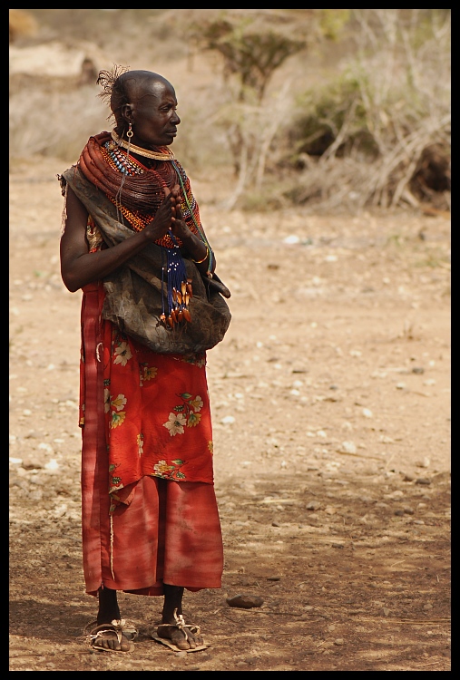  Samburu Ludzie ludzie Nikon D200 AF-S Micro-Nikkor 105mm f/2.8G IF-ED Kenia 0 plemię na stojąco świątynia człowiek dziewczyna gleba