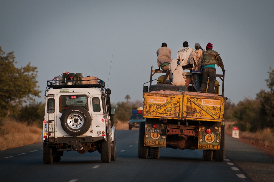  Wyprzedzanie Senegal Nikon D300 AF-S Nikkor 70-200mm f/2.8G Budapeszt Bamako 0 samochód pojazd transport rodzaj transportu pojazd silnikowy Droga