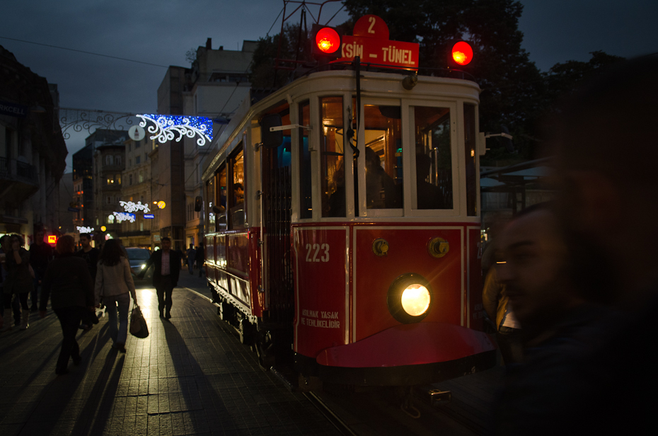  Zabytkowy tramwaj Street Nikon D7000 AF-S Zoom-Nikkor 17-55mm f/2.8G IF-ED Stambuł 0 transport tramwajowy noc obszar Metropolitalny wieczór obszar miejski lekki Elektryczność transport publiczny metropolia