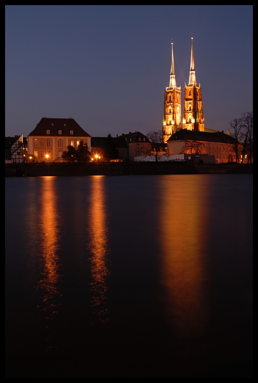  Ostrów Tumski Architektura Nikon D200 AF-S Zoom-Nikkor 18-70mm f/3.5-4.5G IF-ED odbicie woda noc punkt orientacyjny niebo zmierzch wieczór cityscape wieża Miasto