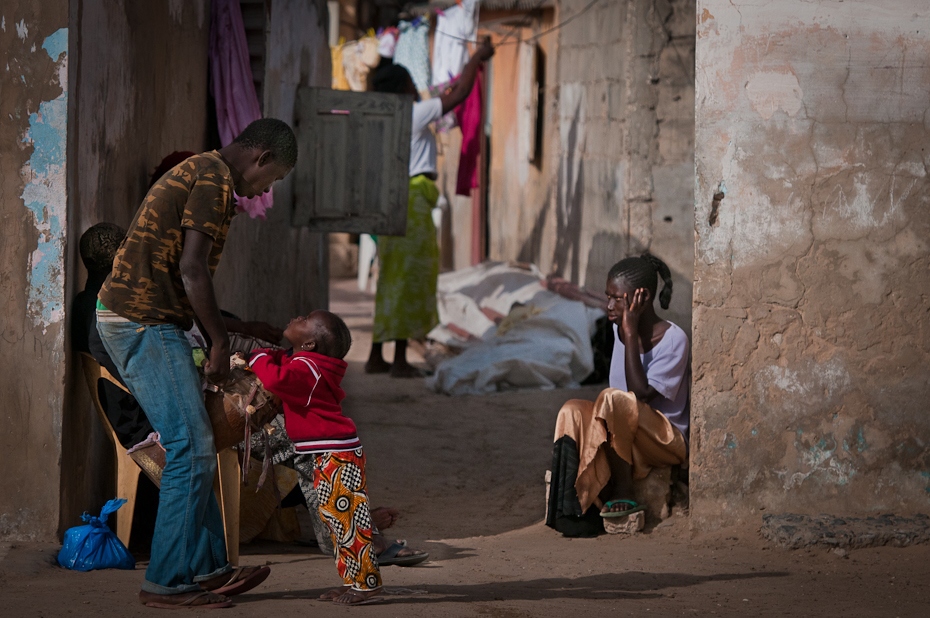  Scenka rodzinna Senegal Nikon D300 AF-S Nikkor 70-200mm f/2.8G Budapeszt Bamako 0 ludzie ssak kręgowiec infrastruktura Droga ulica świątynia dziecko dziewczyna rekreacja