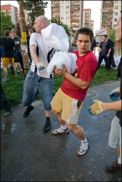  Rzut workiem Powódź 0 Wrocław Nikon D200 AF-S Zoom-Nikkor 17-55mm f/2.8G IF-ED odzież miejsce publiczne migawka społeczność zabawa ulica dziecko Droga rekreacja interakcja