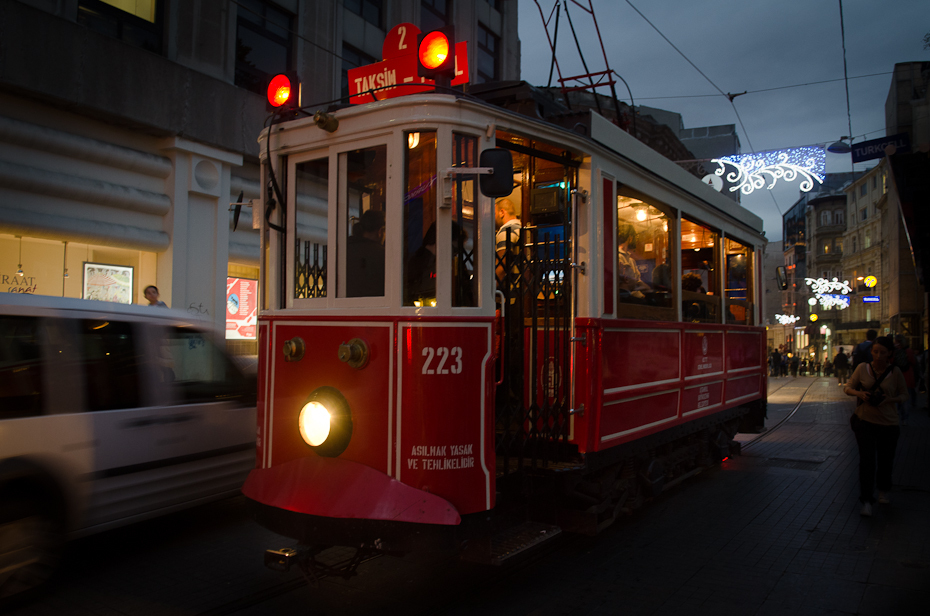  Zabytkowy tramwaj Street Nikon D7000 AF-S Zoom-Nikkor 17-55mm f/2.8G IF-ED Stambuł 0 tramwajowy transport lekki noc metropolia transport publiczny obszar Metropolitalny Miasto Elektryczność wieczór