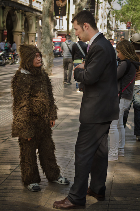  Rozmowa artystą ulicznym Barcelona Nikon D7000 AF-S Zoom-Nikkor 17-55mm f/2.8G IF-ED Hiszpania 0 Droga kobieta infrastruktura na stojąco ulica dziewczyna futro migawka męski zabawa