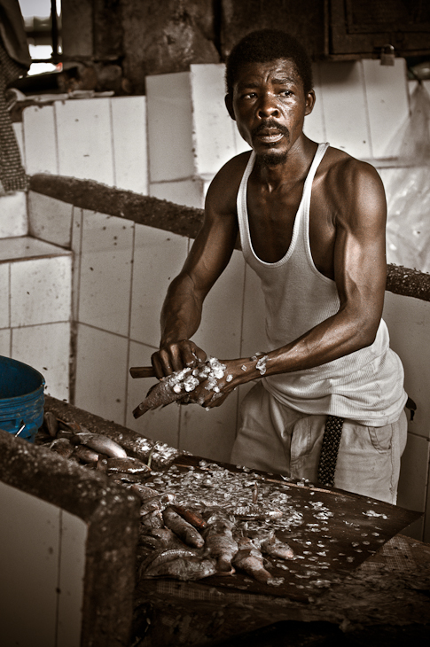  Czyszczenie ryb Stone Town Nikon D300 AF-S Nikkor 70-200mm f/2.8G Zanzibar 0 materiał