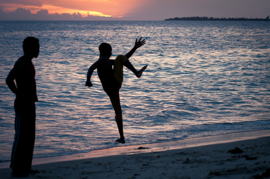  Wieczorne ćwiczenia Stone Town Nikon D300 AF-S Nikkor 70-200mm f/2.8G Zanzibar 0 morze woda zbiornik wodny ocean fala plaża niebo wakacje zabawa wschód słońca