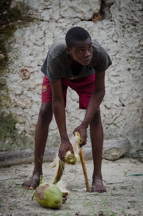  Otwieranie kokosów Klimaty Nikon D7000 AF-S Nikkor 70-200mm f/2.8G Zanzibar 0 człowiek woda zabawa drzewo rekreacja wakacje