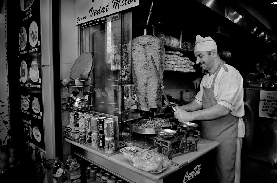  Sprzedawca kebabu Small Business Nikon D7000 AF-S Zoom-Nikkor 17-55mm f/2.8G IF-ED Stambuł 0 czarny i biały fotografia monochromatyczna monochromia ulica ciemność