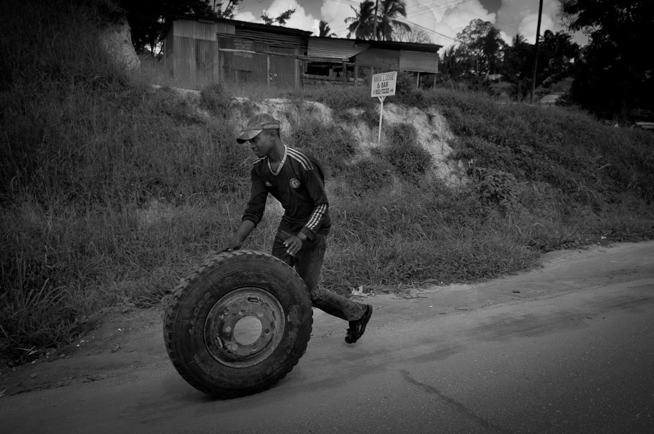  Toczenie koła Ulice Nikon D300 AF-S Zoom-Nikkor 17-55mm f/2.8G IF-ED Tanzania 0 czarny samochód czarny i biały rodzaj transportu opona samochodowa fotografia pojazd koło opona fotografia monochromatyczna