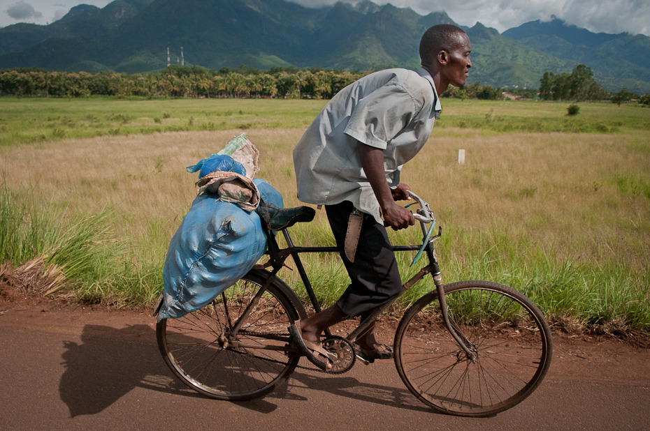  Ekspres rowerowy Ulice Nikon D300 AF-S Zoom-Nikkor 17-55mm f/2.8G IF-ED Tanzania 0 pojazd lądowy Jazda rowerem rower rodzaj transportu pojazd rower drogowy gleba akcesoria rowerowe roślina obszar wiejski