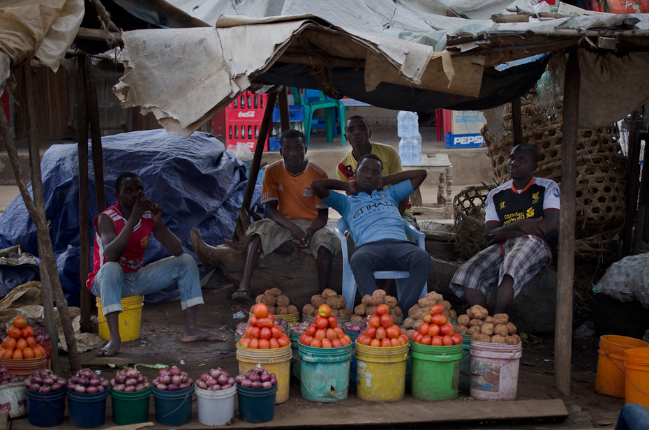  Warzywniak Ulice Nikon D7000 AF-S Nikkor 70-200mm f/2.8G Tanzania 0 rynek miejsce publiczne sprzedawca stoisko Miasto bazar sprzedawanie tłum