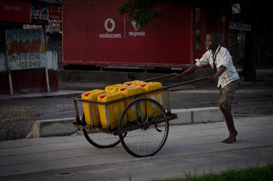  Boso ale krawacie Ulice Nikon D7000 AF-S Micro Nikkor 60mm f/2.8G Tanzania 0 pojazd lądowy żółty riksza rodzaj transportu pojazd migawka ulica Droga wózek pas ruchu