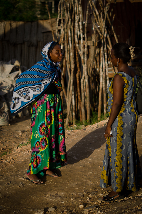  Kobiety Ulice Nikon D7000 AF-S Micro Nikkor 60mm f/2.8G Tanzania 0 drzewo roślina plemię tradycja dziewczyna świątynia rytuał rekreacja