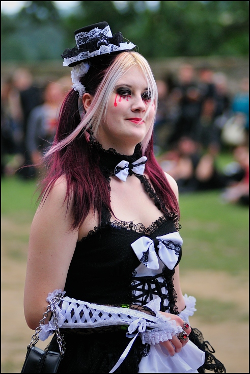  Castle Party 0 Bolków Nikon D300 Zoom-Nikkor 80-200mm f/2.8D dama dziewczyna piękno kostium cosplay czarne włosy subkultura goth zabawa uśmiech