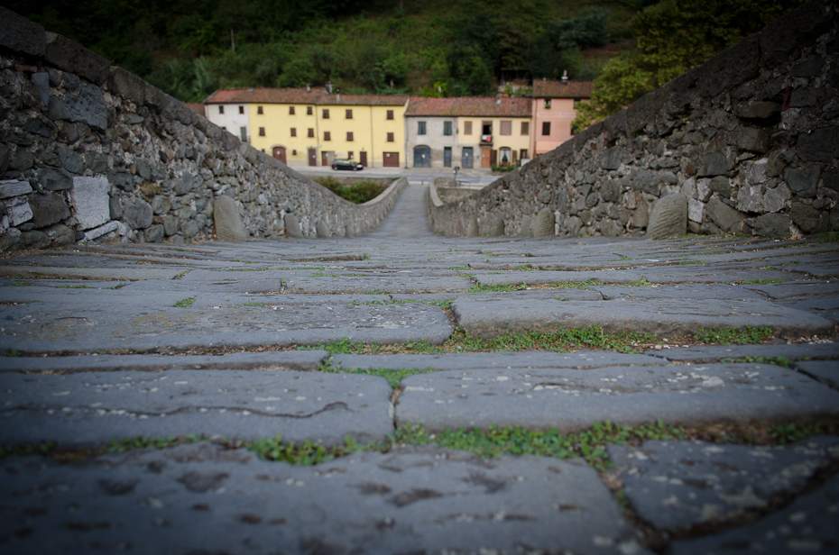  Borgo Mozzano Toskania 0 Nikon D7000 AF-S Zoom-Nikkor 17-55mm f/2.8G IF-ED Ściana niebo Historia starożytna krajobraz gruzy Strona archeologiczna skała trawa