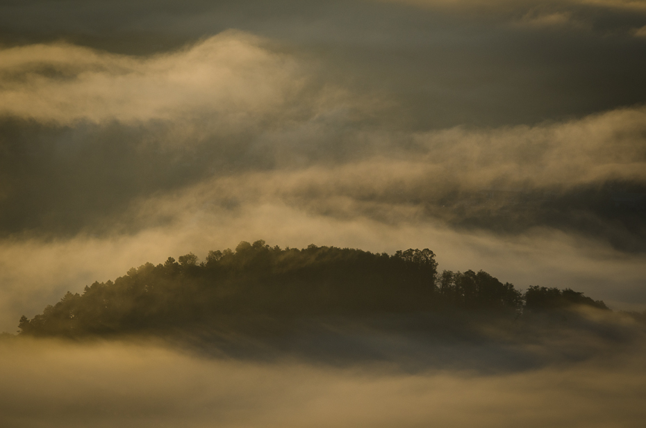  Wyspa chmurach Toskania 0 Nikon D7000 AF-S Nikkor 70-200mm f/2.8G niebo Chmura atmosfera zamglenie ranek świt atmosfera ziemi dzień wieczór światło słoneczne