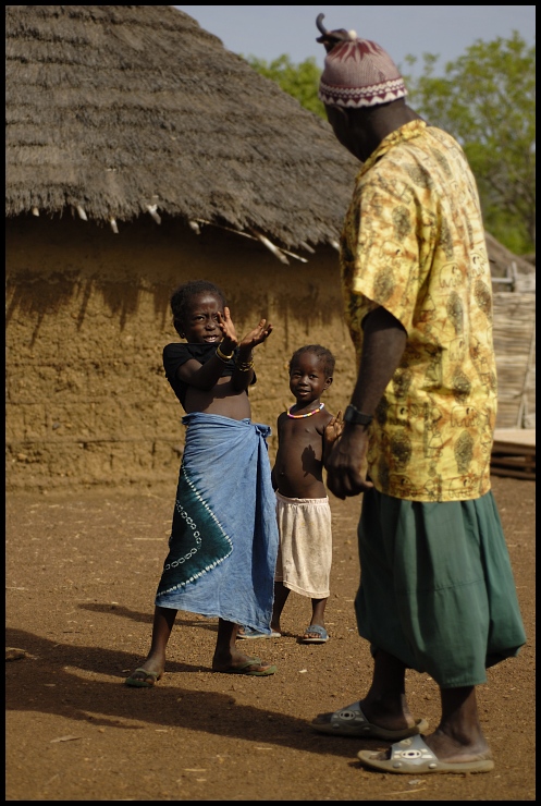  Zabawa dziadkiem Ludzie Nikon D70 Micro-Nikkor 60mm f/2.8D Senegal 0 ludzie dziecko ludzkie zachowanie świątynia człowiek dziewczyna zabawa rekreacja drzewo