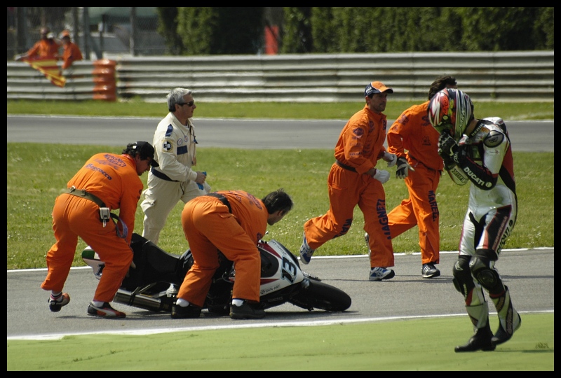  #13 Monza Superbike monza superbike corona extra accident Nikon D70 Sigma APO 70-300mm f/4-5.6 Macro Sport Sport drużynowy gracz Gry gra w piłkę sprzęt ochronny w sporcie zespół Sprzęt ochrony osobistej wydarzenie konkursowe zawody