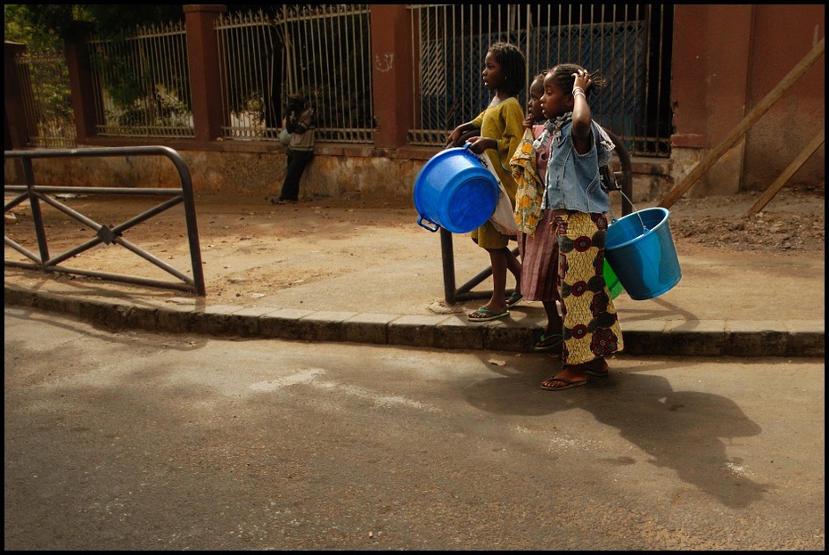  Ulice Dakaru Dakar Nikon D200 AF-S Zoom-Nikkor 18-70mm f/3.5-4.5G IF-ED Senegal 0 miejsce publiczne dziecko rekreacja drzewo grać zabawa Droga ulica dziewczyna wolny czas