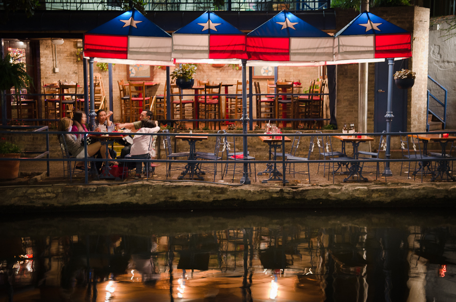  San Antonio Riverwalk Polyesternight Nikon D7000 AF-S Zoom-Nikkor 17-55mm f/2.8G IF-ED Texas 0 odbicie woda noc wieczór Miasto