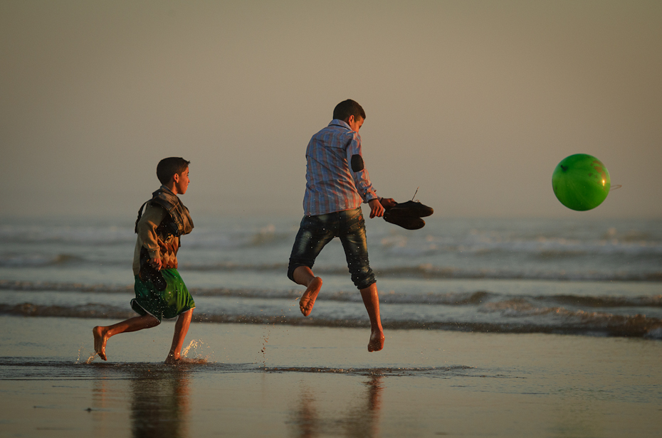  Zabawa piłką Agadir Nikon D7000 AF-S Nikkor 70-200mm f/2.8G Maroko 0 woda człowiek zbiornik wodny zabawa plaża piasek męski wakacje morze niebo