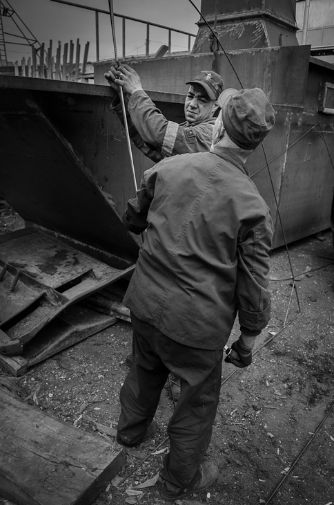  Stocznia Port Agadir Nikon D7000 AF-S Zoom-Nikkor 17-55mm f/2.8G IF-ED Maroko 0 biały czarny człowiek fotografia czarny i biały fotografia monochromatyczna męski migawka robotnik