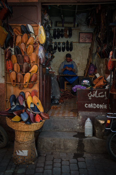  Obuwniczy Marrakesz Nikon D7000 AF-S Zoom-Nikkor 17-55mm f/2.8G IF-ED Maroko 0 miejsce publiczne rynek ulica sprzedawca aleja bazar Miasto sklepikarz