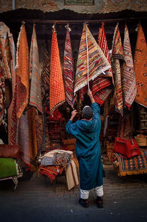  Sklep dywanami Marrakesz Nikon D7000 AF-S Zoom-Nikkor 17-55mm f/2.8G IF-ED Maroko 0 miejsce publiczne tradycja świątynia religia rytuał rynek bazar Miasto