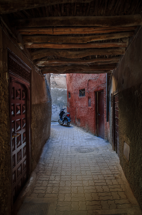  Medyna Marrakesz Nikon D7000 AF-S Zoom-Nikkor 17-55mm f/2.8G IF-ED Maroko 0 aleja infrastruktura łuk Ściana Droga ulica niebo drewno cegła okno