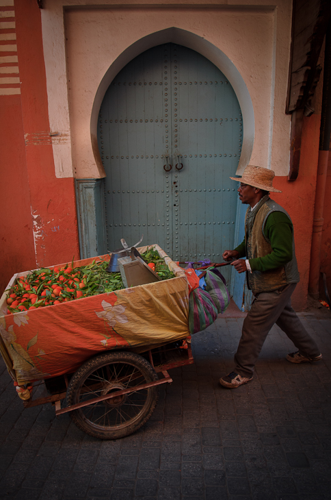  Sprzedawca pomarańczy Marrakesz Nikon D7000 AF-S Zoom-Nikkor 17-55mm f/2.8G IF-ED Maroko 0 migawka Ściana dom pojazd