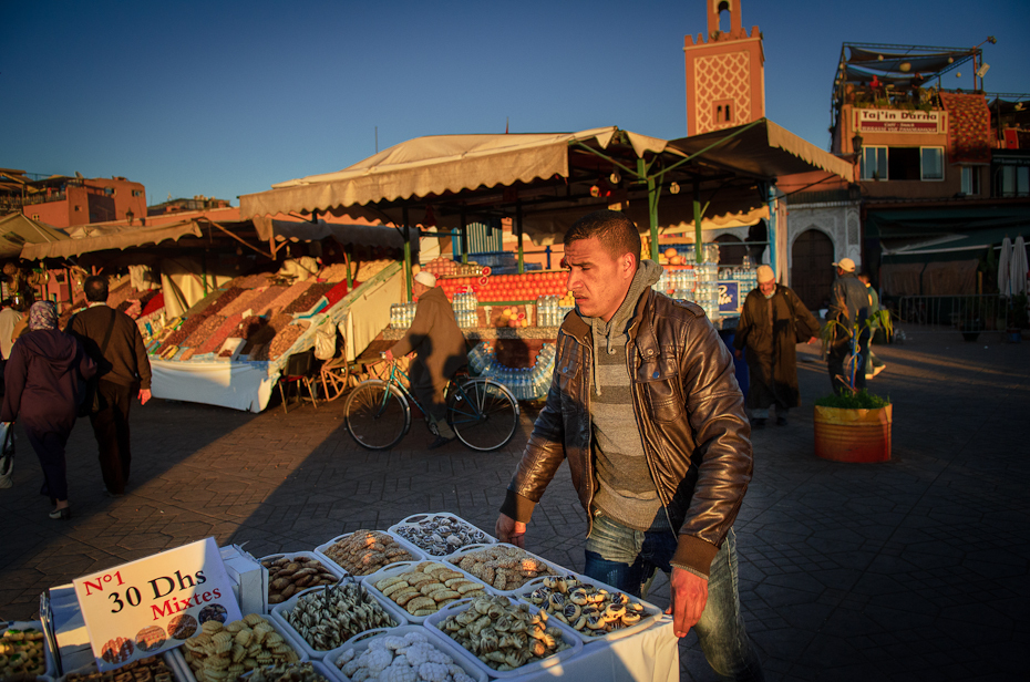  Sprzedawca słodyczy Marrakesz Nikon D7000 AF-S Zoom-Nikkor 17-55mm f/2.8G IF-ED Maroko 0 miejsce publiczne rynek turystyka stoisko niebo Miasto zabawa sprzedawca samochód