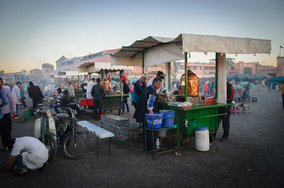  Plac Jemaa Fna Marrakesz Nikon D7000 AF-S Zoom-Nikkor 17-55mm f/2.8G IF-ED Maroko 0 miejsce publiczne rynek samochód Miasto pojazd ulica tłum rekreacja sprzedawca