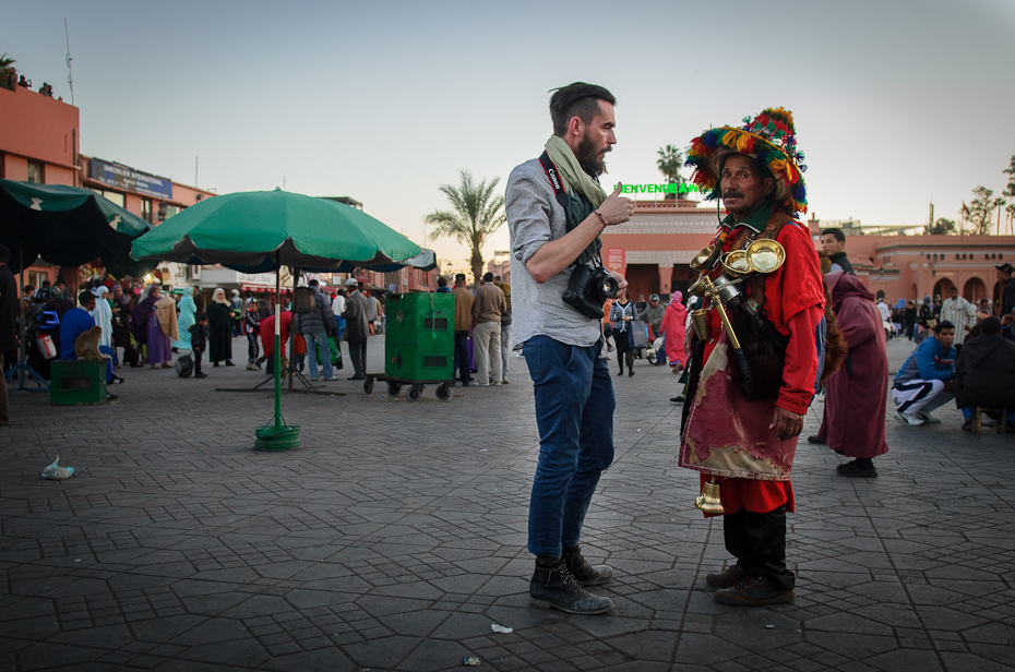  Rozmowa Marrakesz Nikon D7000 AF-S Zoom-Nikkor 17-55mm f/2.8G IF-ED Maroko 0 miejsce publiczne tłum infrastruktura ulica zdarzenie Miasto festiwal zabawa tradycja Droga