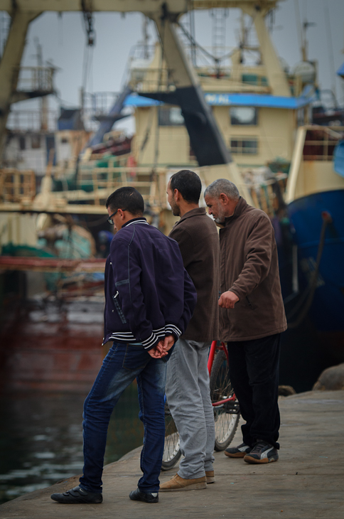  Czekając połów Port Agadir Nikon D7000 AF-S Nikkor 70-200mm f/2.8G Maroko 0 człowiek woda męski pojazd na stojąco zabawa ulica rekreacja samochód Droga