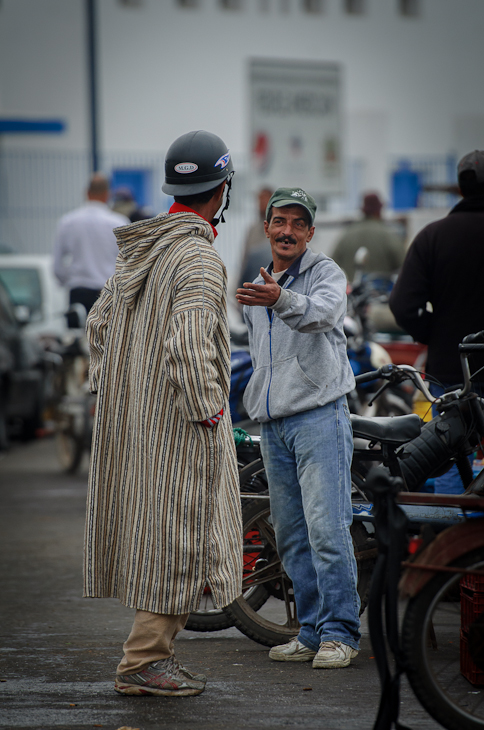  Rozmowa Port Agadir Nikon D7000 AF-S Nikkor 70-200mm f/2.8G Maroko 0 pojazd lądowy samochód pojazd Droga infrastruktura ulica migawka nakrycie głowy rekreacja dziewczyna